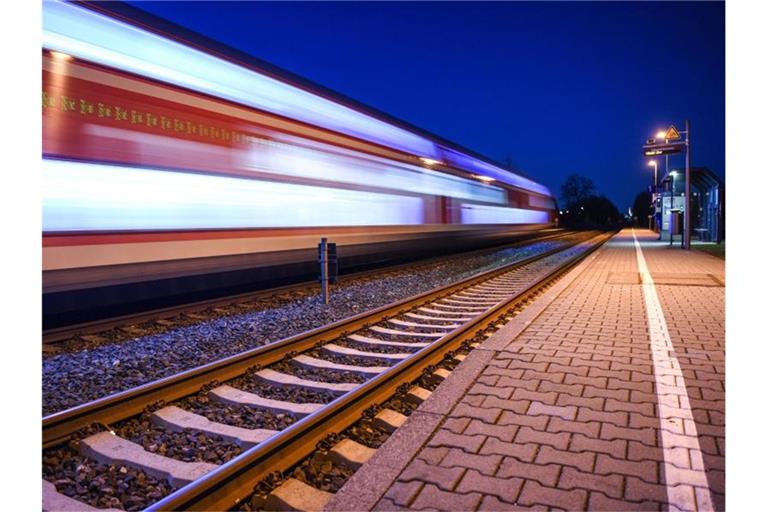 Eine Diesellok fährt mit mehrere Wagons Richtung Friedrichshafen. Foto: Felix Kästle/Archivbild