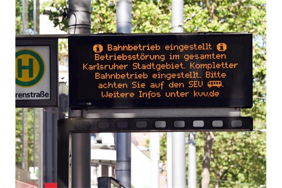 Eine Digitalanzeige an einer Straßenbahnhaltestelle in Karlsruhe weist auf den eingestellten Bahnbetrieb hin. Foto: Uli Deck/dpa/Archivbild