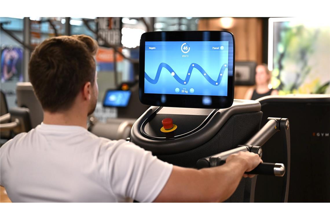 Eine digitalisierte Ruderbank in einem Fitnessstudio, auf deren Display der Nutzer mit seiner Kraftanstrengung eine Figur eines Computerspiel steuert: Solche Daten könnten für eine Trainingsanalyse ausgewertet werden.