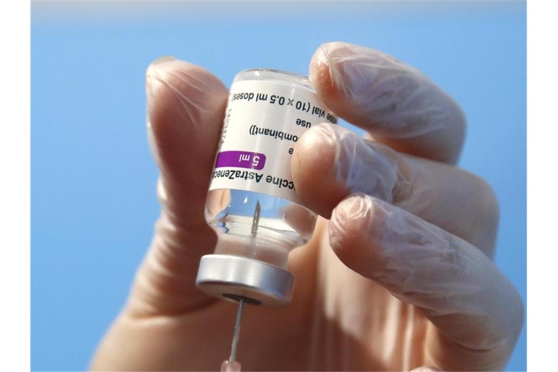 Immunologe: Bei Astrazeneca-Wirkstoff Nachimpfung möglich Eine Dosis des AstraZeneca-Impfstoffs wird für die Verabreichung vorbereitet. Foto: Alessandra Tarantino/AP/dpa