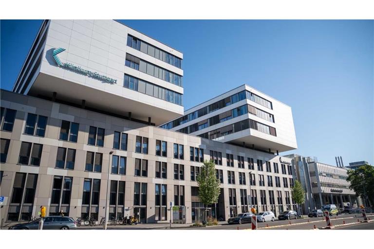 Eine dpa-Umfrage unter den Klinikträgern in Baden-Württemberg, die derzeit neue Kliniken bauen oder planen, zeigt: In den Patientenzimmern werden in allen Fällen derzeit keine klassischen Klimaanlagen gebaut oder geplant. Stattdessen setzen die Betreiber auf unterschiedliche Kühlmöglichkeiten.