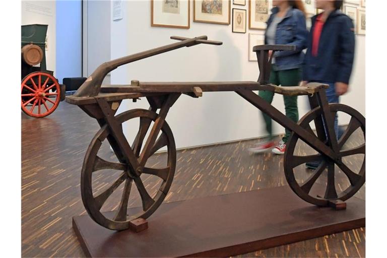 Eine Draisine steht im Rahmen einer Ausstellung im Museum LA 8. Foto: picture alliance/dpa/Archivbild