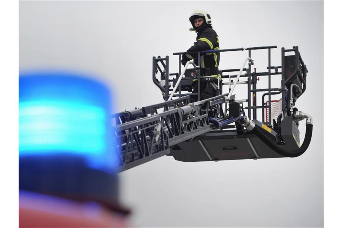 Mann sucht Weg zur Ex-Freundin über das Dach und sitzt fest Eine Drehleiter der Feuerwehr im Einsatz. Foto: Stefan Sauer/dpa-Zentralbild/ZB/Archivbild