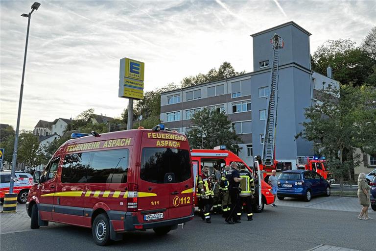 Eine Drehleiter ist im Einsatz. Foto: 7aktuell.de | Simon Adomat 