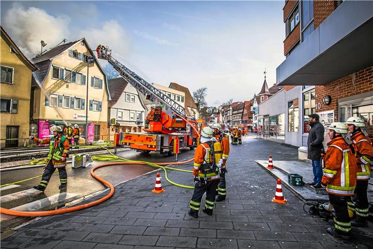 Eine Drehleiter ist vielseitig einsetzbar: Sie dient vor allem der Rettung von Menschen aus hohen Gebäuden, wird aber auch für den Löschangriff genutzt, wie hier bei einem Dachstuhlbrand in der Sulzbacher Straße im Februar 2020. Archivfoto: Alexander Becher