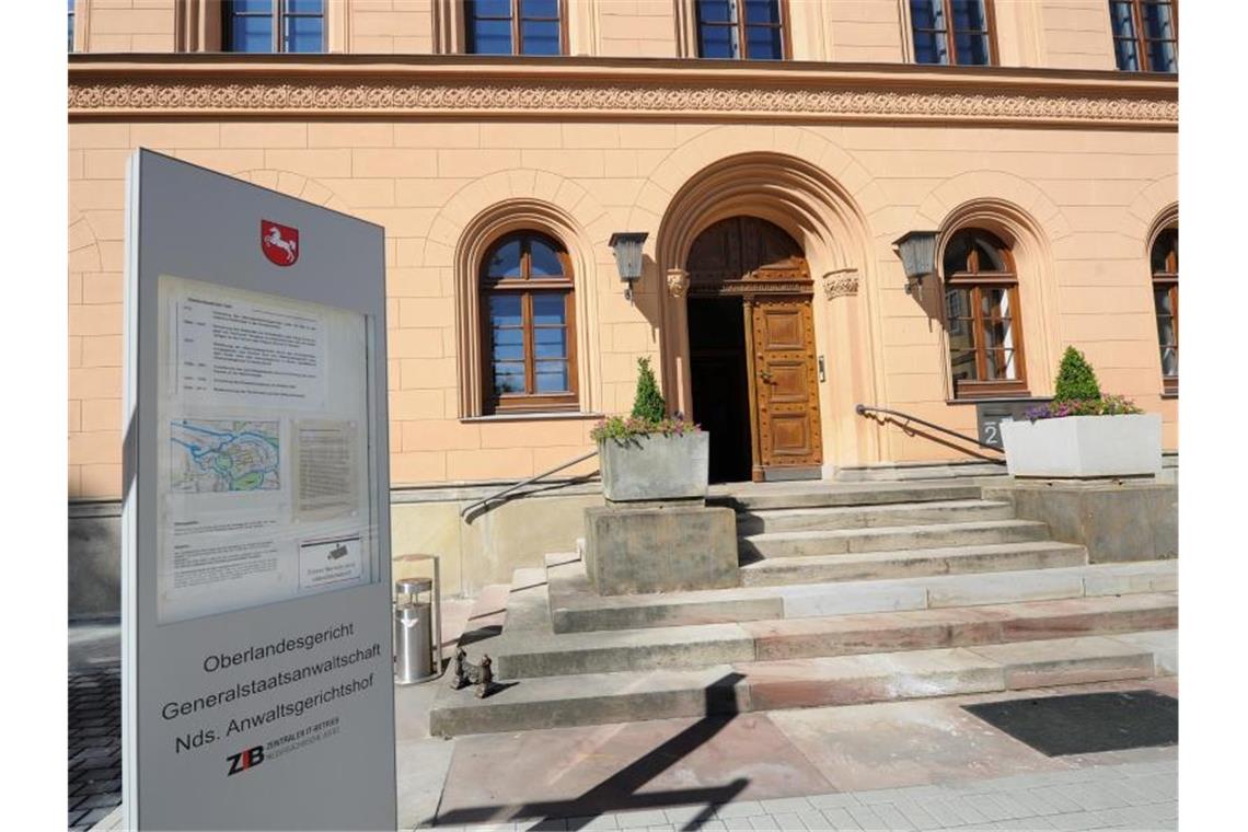 Mutmaßliche IS-Terroristin aus Niedersachsen vor Gericht Eine dreifache Mutter steht heute vor dem Oberlandesgericht Celle. Foto: Holger Hollemann/dpa