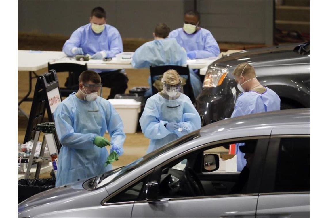 Corona-Fälle nehmen in den USA weiter rapide zu Eine Drive-In-Teststation auf Covid-19 in den USA. Foto: Mark Humphrey/AP/dpa