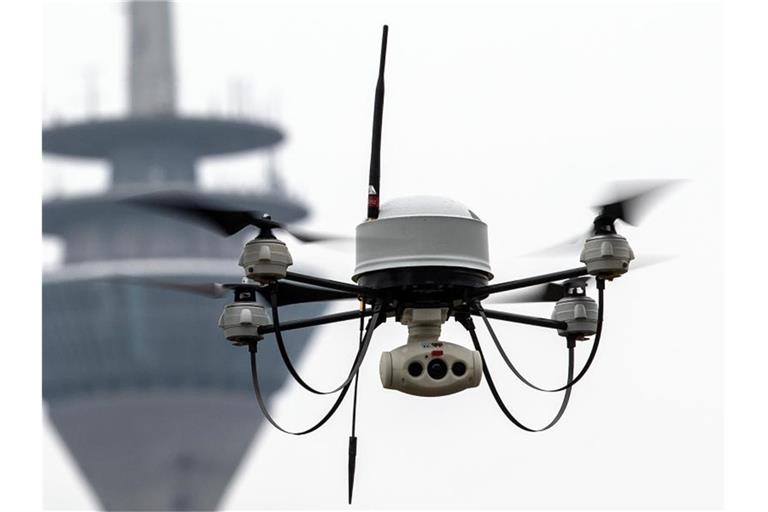Eine Drohne der Polizei fliegt vor dem Fernsehturm. Foto: Federico Gambarini/dpa