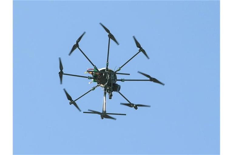 Eine Drohne, ein sogenannter Octocopter mit acht Propellern, schwebt in der Luft. Foto: Patrick Pleul/dpa-Zentralbild/ZB/Symbolbild