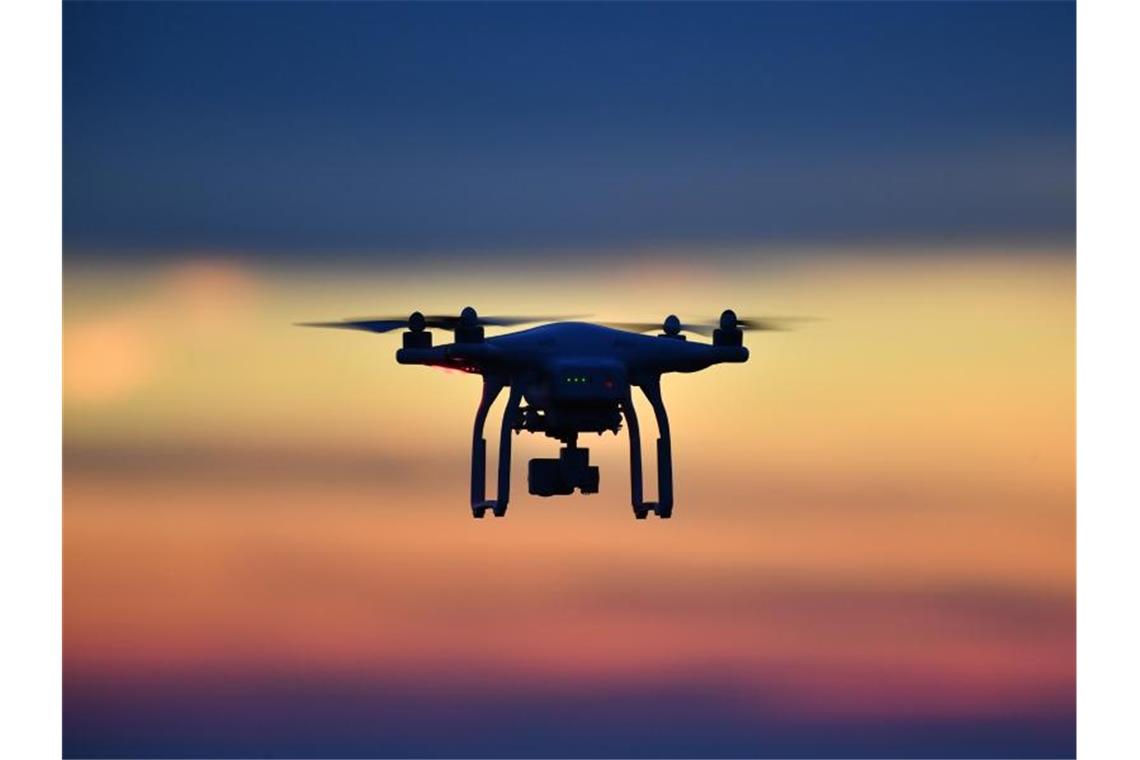 Eine Drohne fliegt im Abendlicht. Auf den gewerblichen Einsatz der Fluggeräte wird gewartet. Foto: Felix Kästle