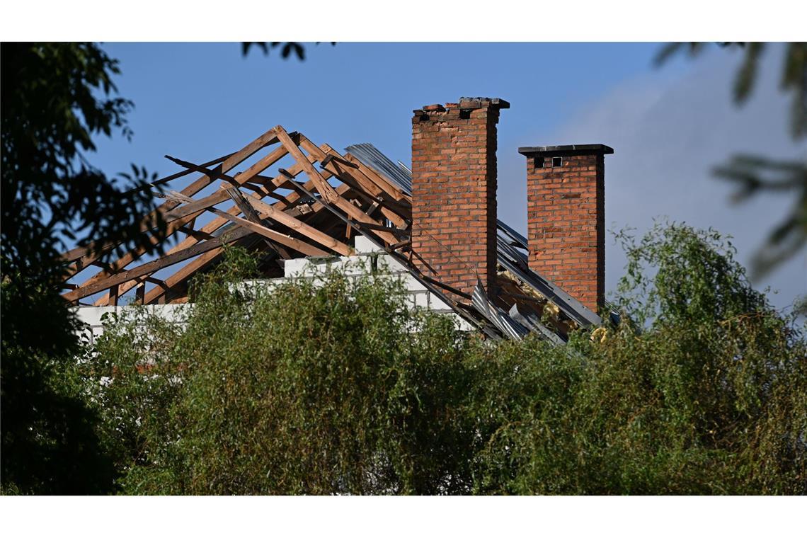 Eine Drohne hat das Dach eines Wohngebäudes in Wyryki in Ostpolen zerstört.