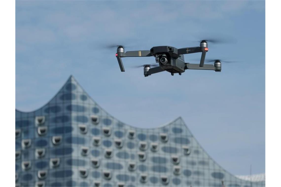 Über Hamburgs Hafen werden Drohnen-Lufträume getestet
