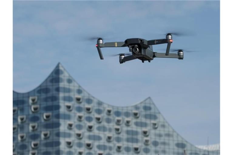 Eine Drohne schwebt in Hamburg vor der Elbphilharmonie. Foto: picture alliance / Axel Heimken/dpa
