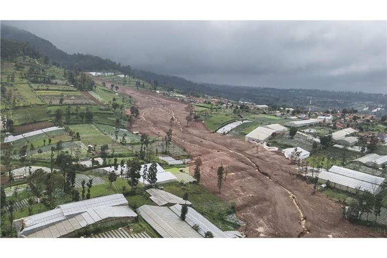 Eine Drohnenaufnahme von einem von Erdrutschen betroffenen Gebiet im Dorf Pasir Langu in der Provinz West Java.
