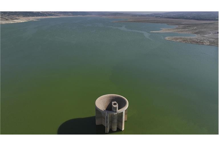Eine Drohnenaufnahme zeigt den niedrigen Wasserstand des Qaraoun-Sees, einem der größten Stauseen des Libanon, als Folge der Dürre nach Hitzewellen und einem niederschlagsarmen Winter.