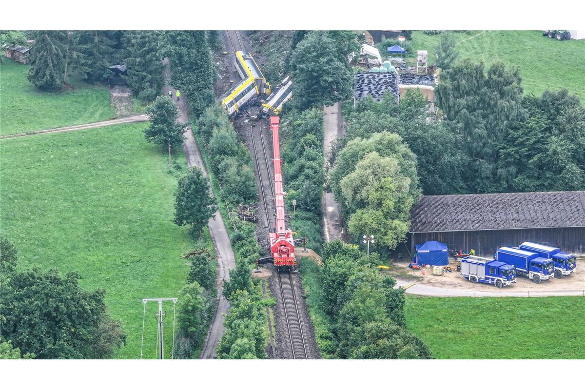 Bilder des Tages Eine Drohnenaufnahme zeigt die Unfallstelle am Dienstagmorgen nach dem schweren Zugunglück in Oberschwaben.