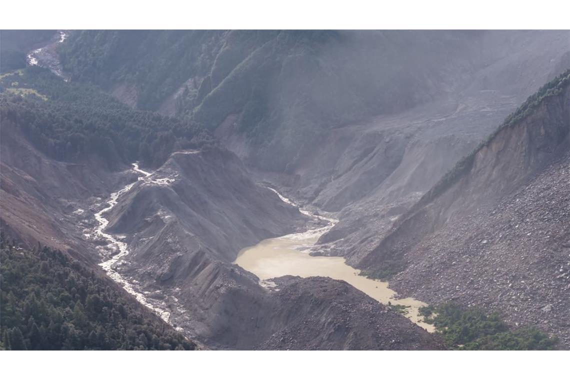 Eine Drohnenaufnahme zeigt einen Stausee, der sich mutmaßlich nach der Sturzflut in Nepal gebildet hat. Nach der verheerenden Sturzflut im Grenzgebiet zwischen Nepal und China ist die Zahl der Opfer und der Vermissten weiter angestiegen.