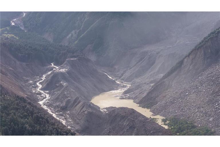 Eine Drohnenaufnahme zeigt einen Stausee, der sich mutmaßlich nach der Sturzflut in Nepal gebildet hat. Nach der verheerenden Sturzflut im Grenzgebiet zwischen Nepal und China ist die Zahl der Opfer und der Vermissten weiter angestiegen.