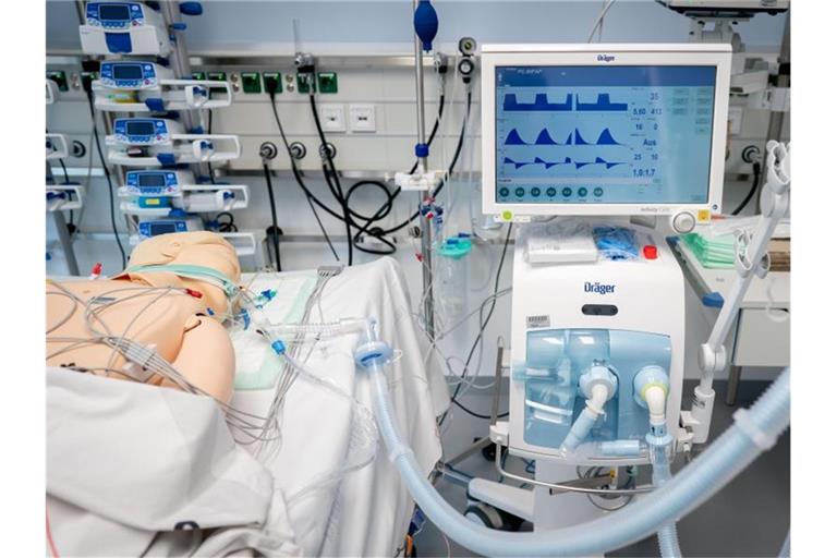 Eine Dummy-Puppe an einem Beatmungsgerät in der neu eröffneten Intensivstation im Vivantes Humboldt-Klinikum im Berliner Stadtteil Reinickendorf. Foto: Kay Nietfeld/dpa
