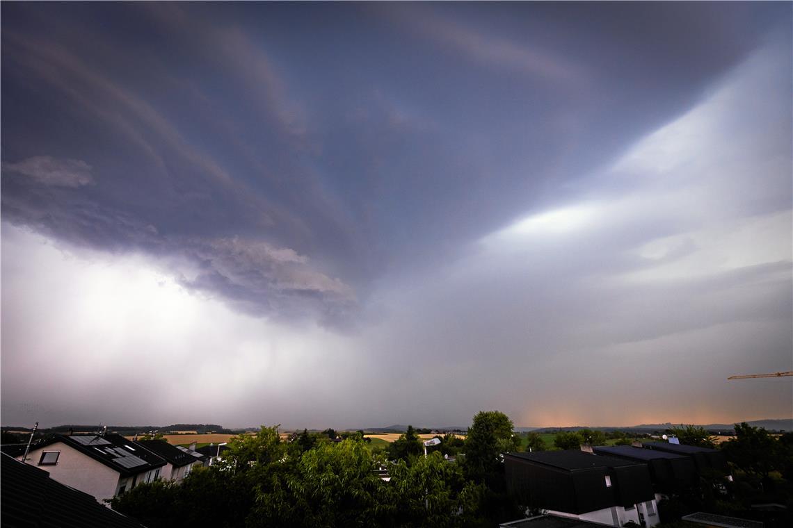 Eine dunkle Trichterwolke, die für den einzigen großen Niederschlag sorgte, zeigte sich am 16. Juli über Backnang. Foto: Alexander Becher