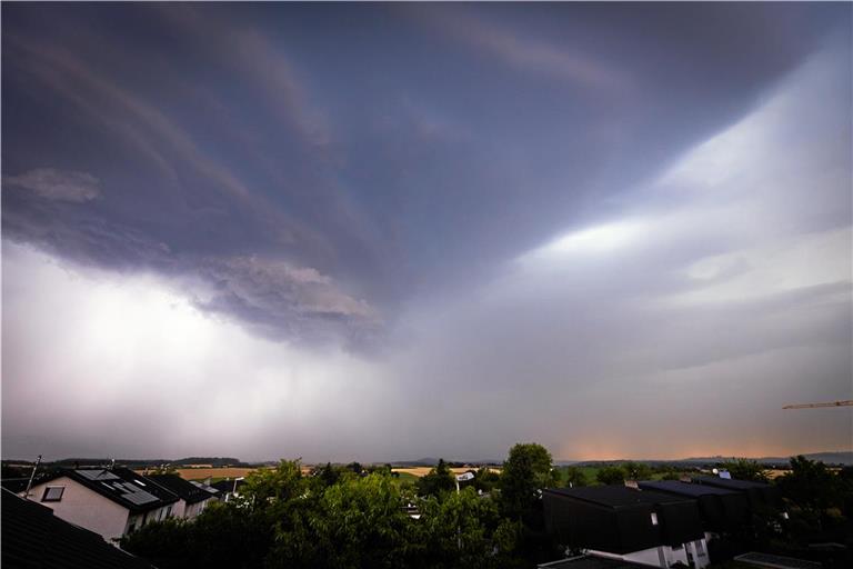 Eine dunkle Trichterwolke, die für den einzigen großen Niederschlag sorgte, zeigte sich am 16. Juli über Backnang. Foto: Alexander Becher