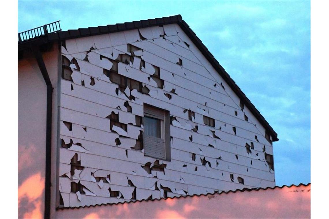 Versicherungsbilanz: 2020 deutlich mehr Unwetterschäden Eine durch Hagel bei einem Unwetter beschädigte Verkleidung einer Hauswand ist zu sehen. Foto: Felix Hörhager/dpa/Archivbild
