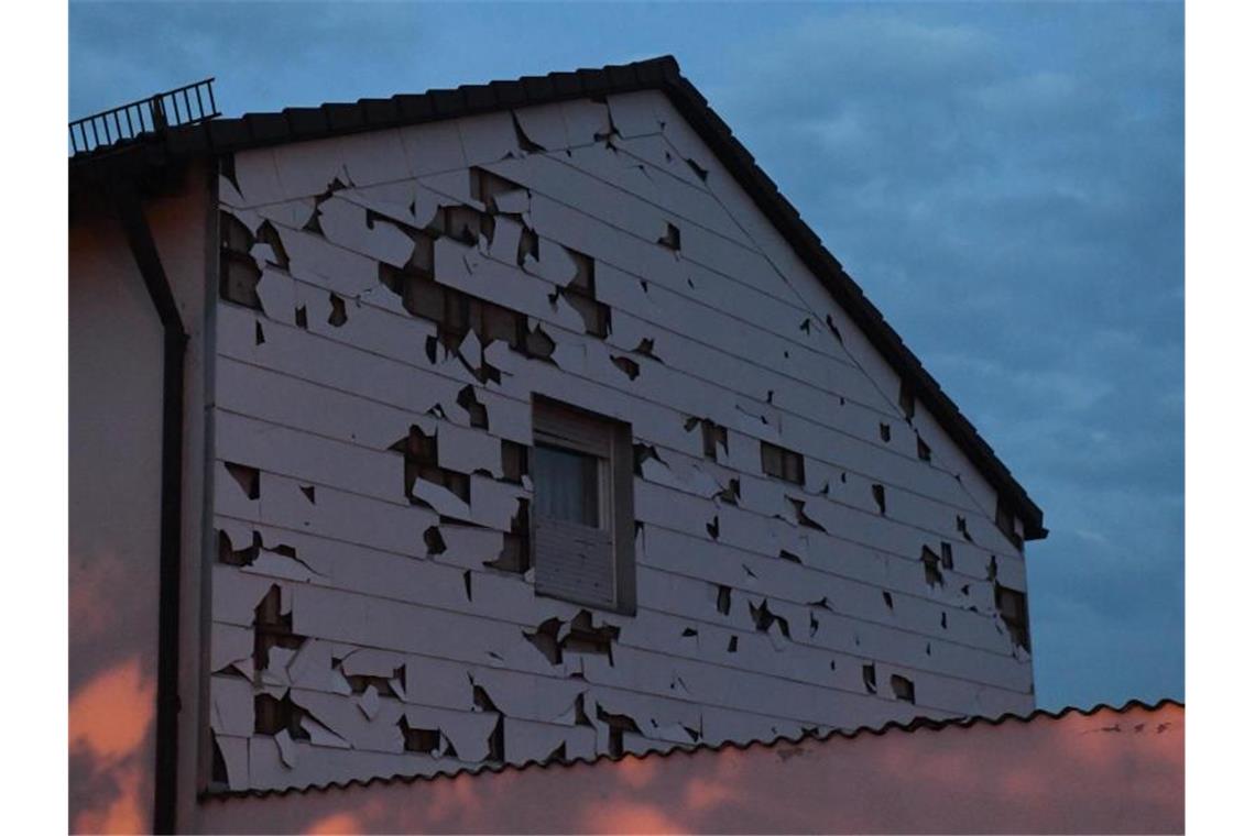 Starkregen, Gewitter und Hagel über Deutschland Eine durch Hagel zerstörte Hausverkleidung in einem bayrischen Dorf. Foto: Felix Hörhager