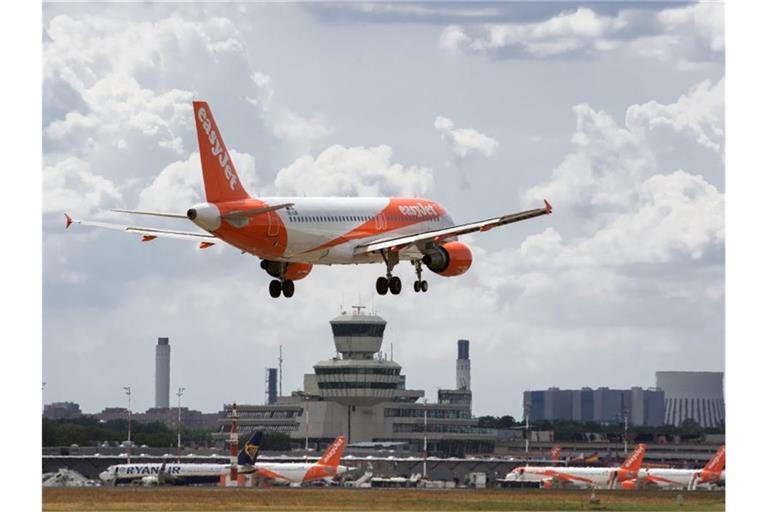 Eine Easyjet-Maschine landet auf dem Flughafen Tegel. Foto: Soeren Stache