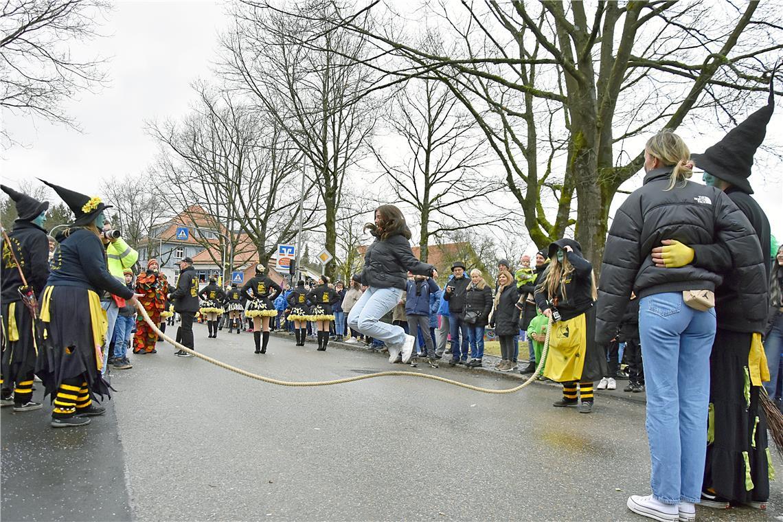 Eine echte Herausforderung: Seilspringen bei den Fetzahexa. Narrenwochenende in ...