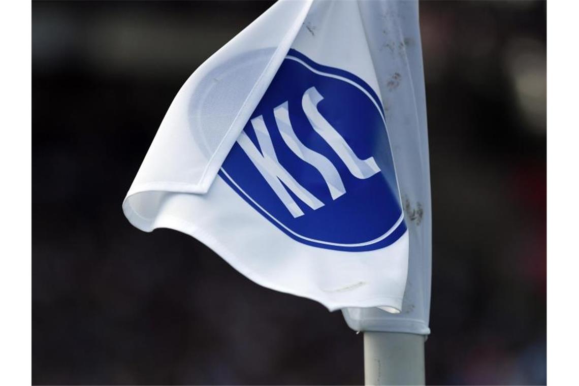 KSC trainiert wieder im Wildpark: „Nicht um den Hals fallen“ Eine Eckballfahne mit dem KSC-Logo. Foto: Uli Deck/dpa/Archivbild
