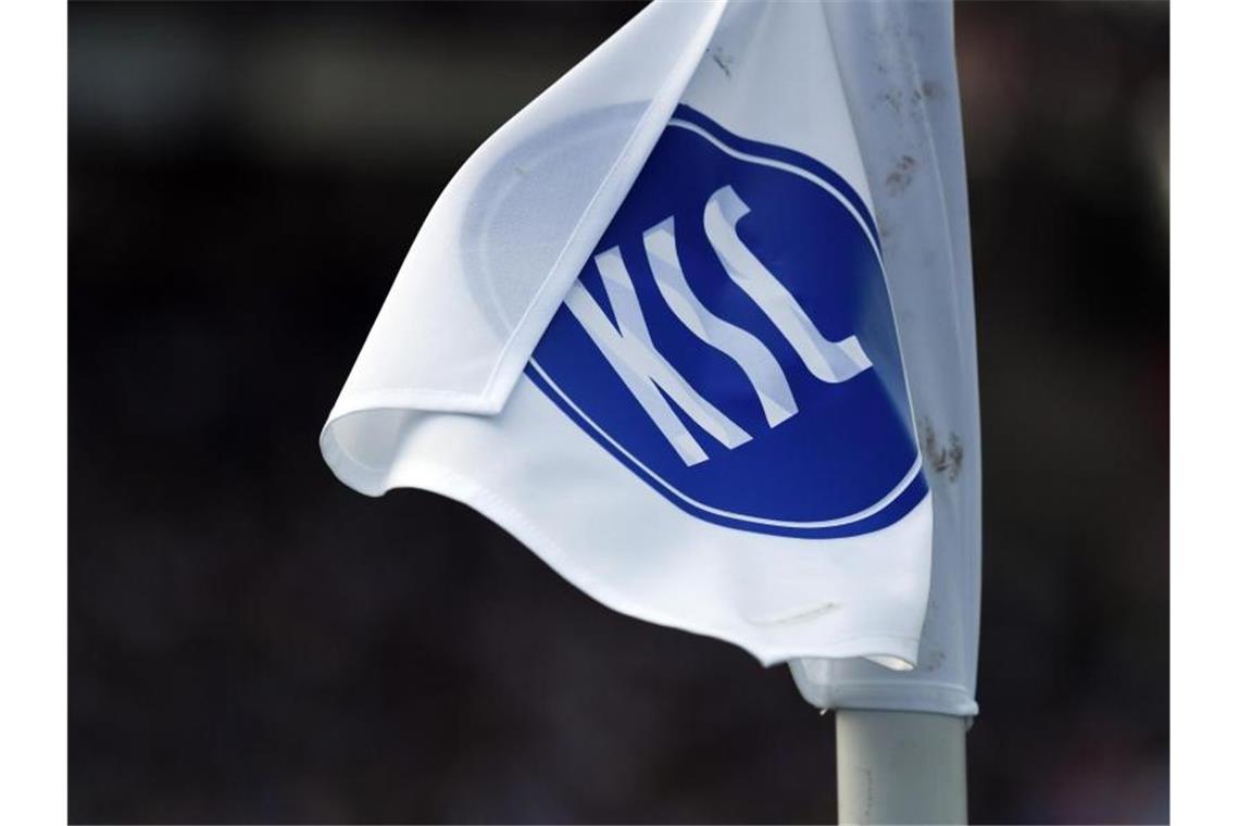 Fünf Kandidaten für KSC-Präsidentenwahl zugelassen Eine Eckballfahne mit dem KSC Logo weht im Wind. Foto: Uli Deck/dpa/Archivbild