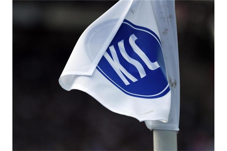 Eine Eckballfahne mit dem KSC Logo weht im Wind. Foto: Uli Deck/dpa/Archivbild
