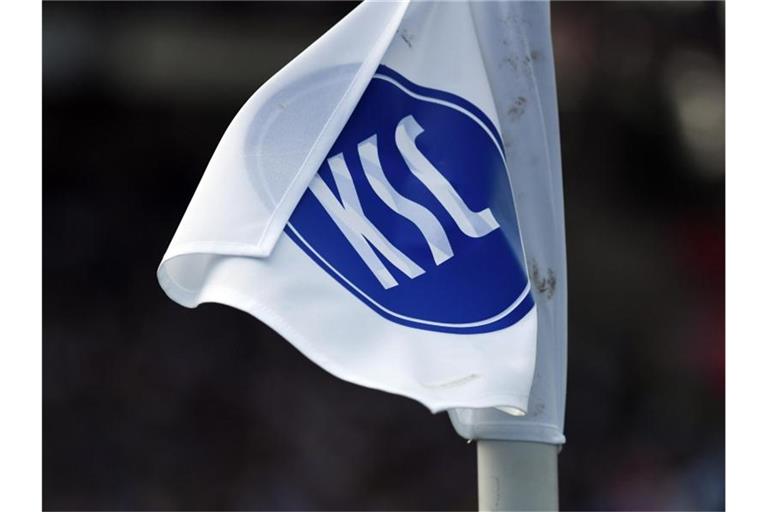 Eine Eckballfahne mit dem Logo des Karlsruher SC. Foto: Uli Deck/dpa/Archivbild