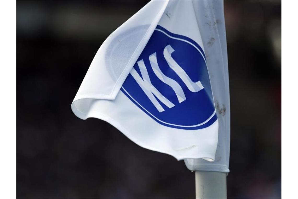 KSC-Insolvenz rückt näher: Verein will „Rucksack“ loswerden Eine Eckballfahne mit dem Logo des KSC. Foto: Uli Deck/dpa/Archivbild