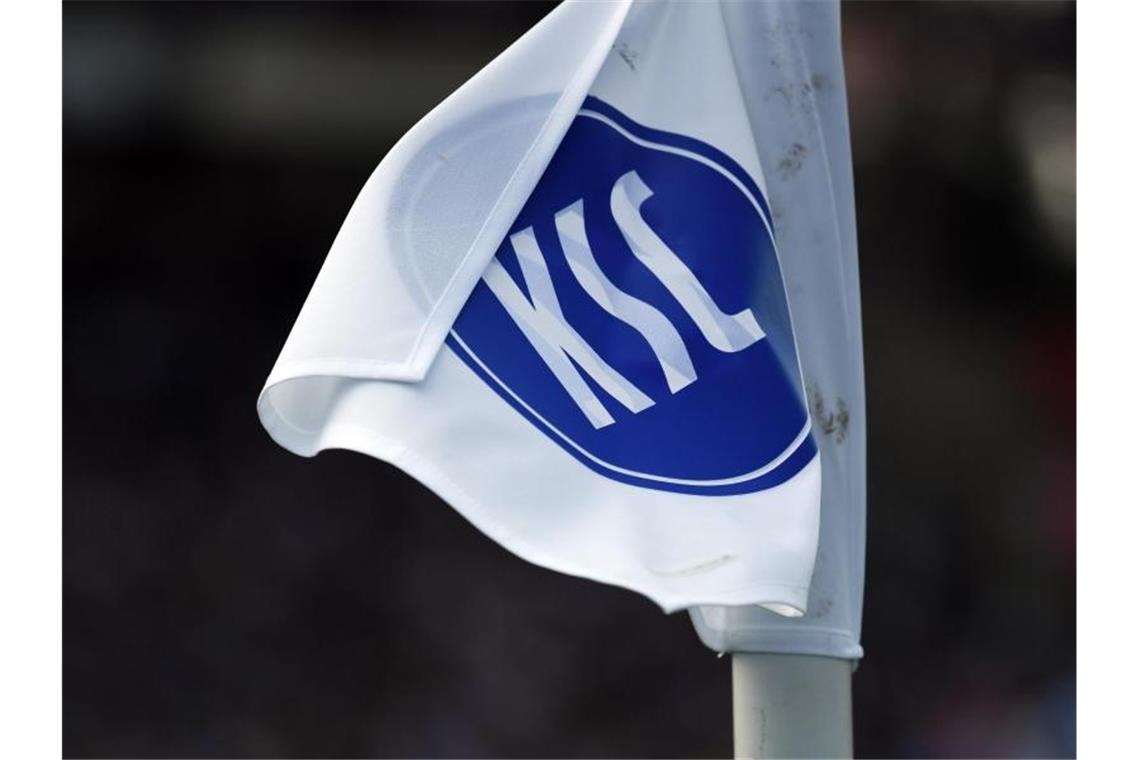 Trainingsauftakt des Karlsruher SC mit Fans Eine Eckfahne mit dem KSC-Logo. Foto: Uli Deck/dpa/Symbolbild