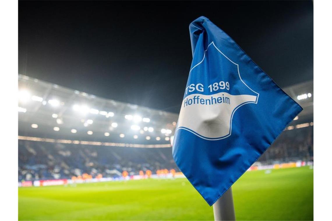 Eine Eckfahne mit dem Logo der TSG 1899 Hoffenheim steht im Stadion. Foto: Sebastian Gollnow/dpa/Symbolbild