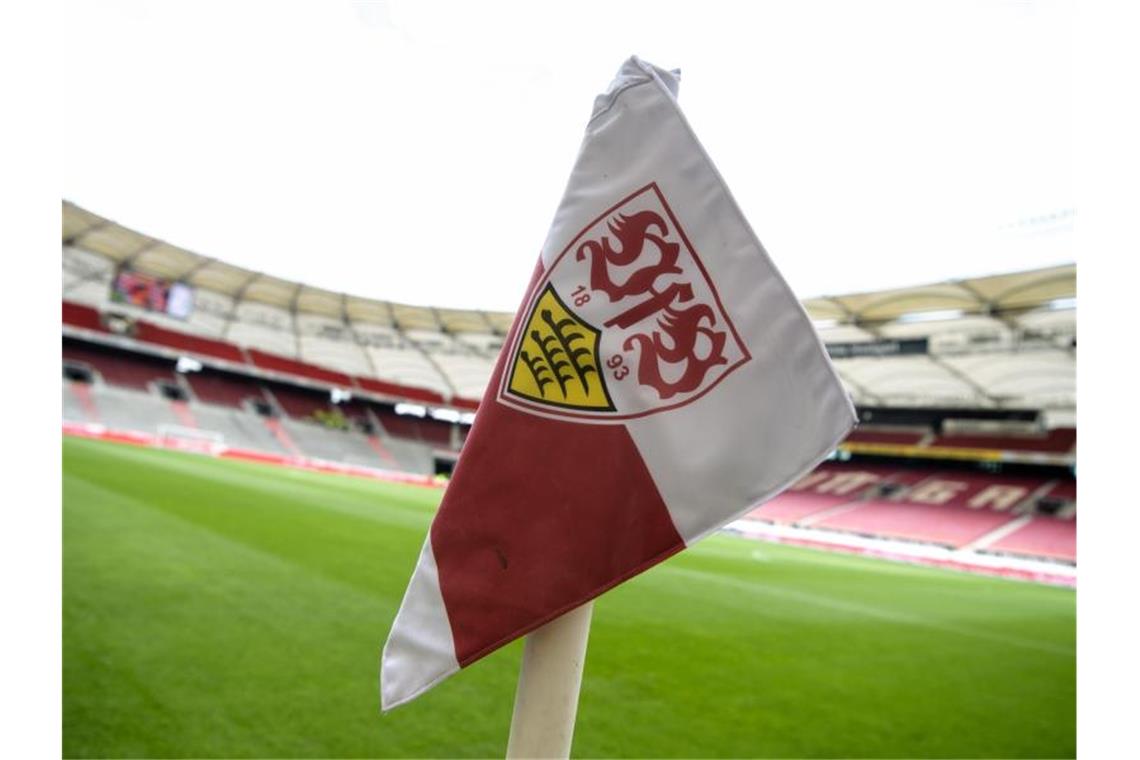 Eine Eckfahne mit dem Logo des VfB Stuttgart. Foto: Matthias Balk/dpa/Archivbild