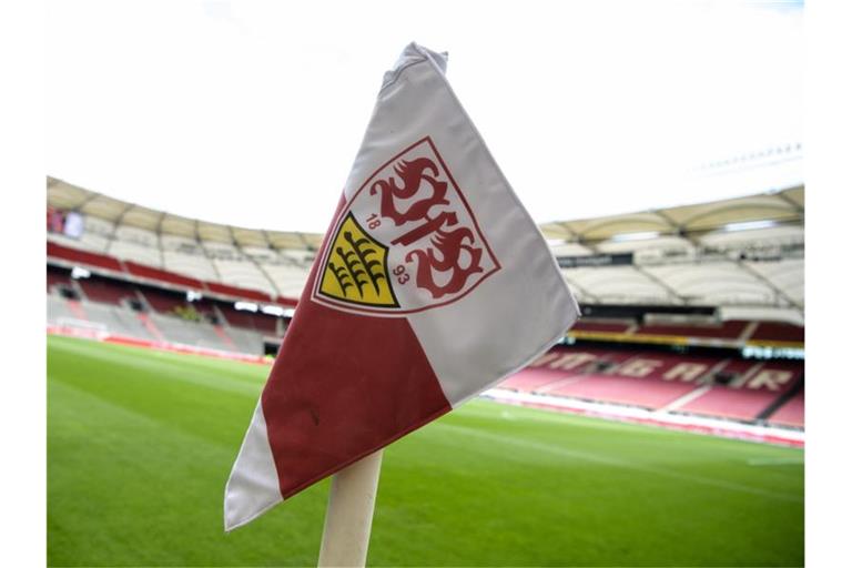 Eine Eckfahne mit dem Logo des VfB Stuttgart steckt am Spielfeldrand. Foto: Matthias Balk/Archiv