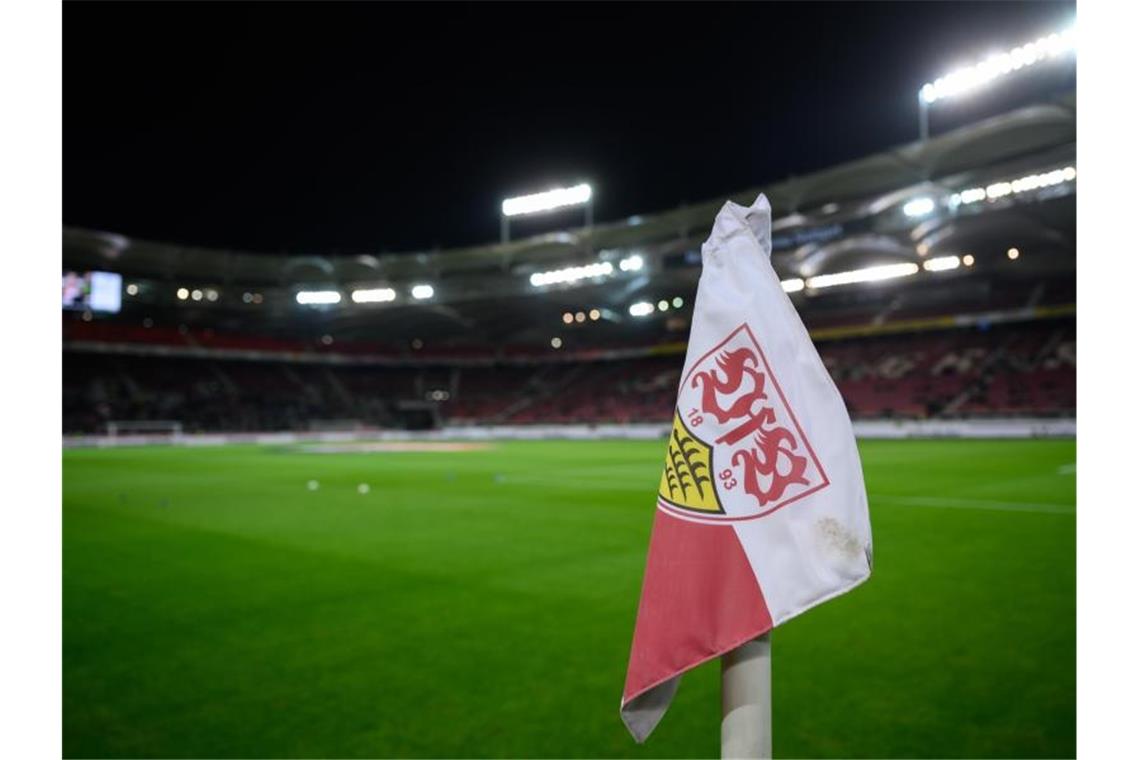 Coronavirus erreicht VfB Stuttgart und 1. FC Heidenheim Eine Eckfahne mit dem Wappen des VfB in der Mercedes-Benz Arena. Foto: Sebastian Gollnow/dpa/Archivbild