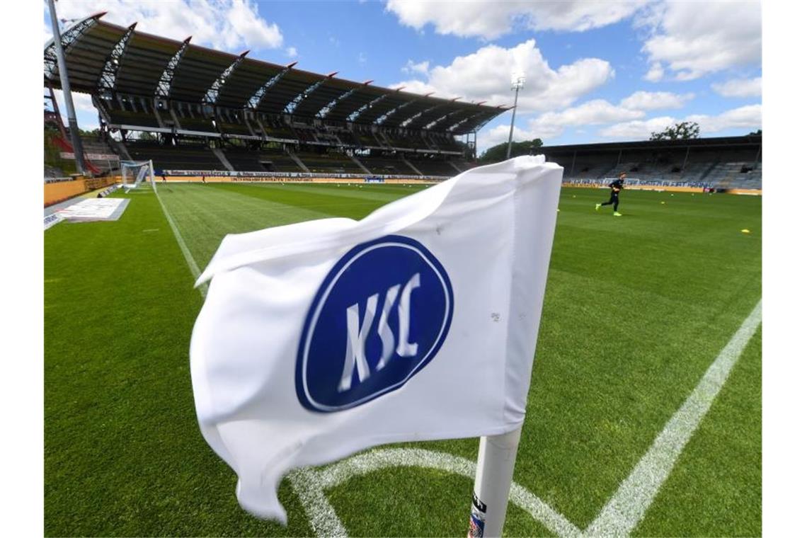 KSC bestreitet Benefizspiel für Ukraine und soziale Projekte Eine Eckfahne trägt das Logo des KSC. Foto: Uli Deck/dpa-Pool/dpa/Archivbild