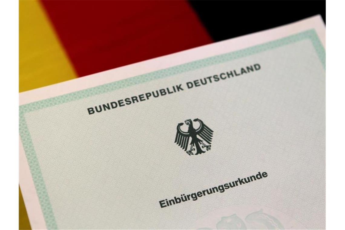 Weniger Menschen bekommen im Südwesten einen deutschen Pass Eine Einbürgerungsurkunde der Bundesrepublik Deutschland. Foto: Stephan Jansen/dpa/Archivbild
