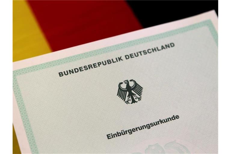Eine Einbürgerungsurkunde der Bundesrepublik Deutschland. Foto: Stephan Jansen/dpa/Archivbild