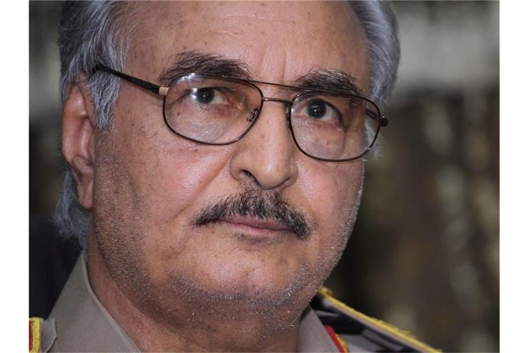 Eine Einladung ging auch an den abtrünnigen libyschen General Chalifa Haftar. Dessen Truppen kontrollieren weite Teile des Bürgerkriegslandes. Foto: Mohammed Elshaiky/EPA/dpa/Archiv