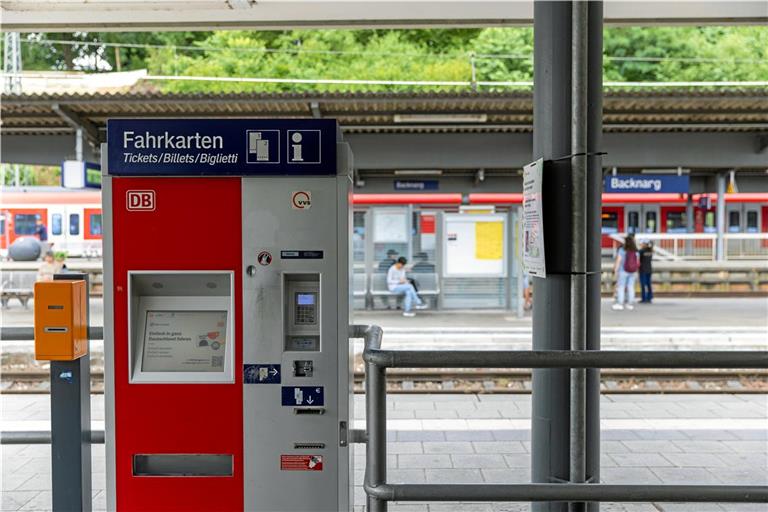 Eine Einzelfahrt von Backnang nach Stuttgart kostet am Automaten bald 7,30 Euro. Archivfoto: Alexander Becher