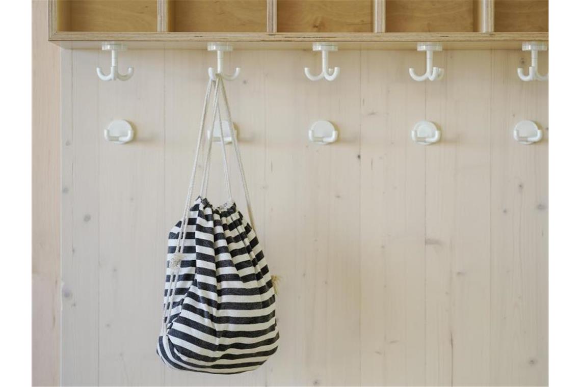 Eine einzelner Turnbeutel hängt in einem Kindergarten an der Garderobe. Foto: Uwe Anspach/dpa/Symbolbild