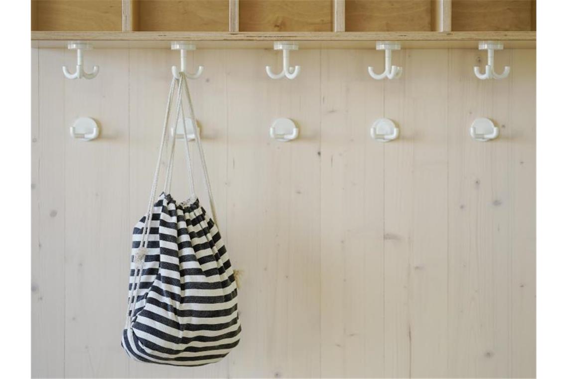 Eine einzelner Turnbeutel hängt in einem Kindergarten an der Garderobe. Foto: Uwe Anspach/dpa/Symbolbild