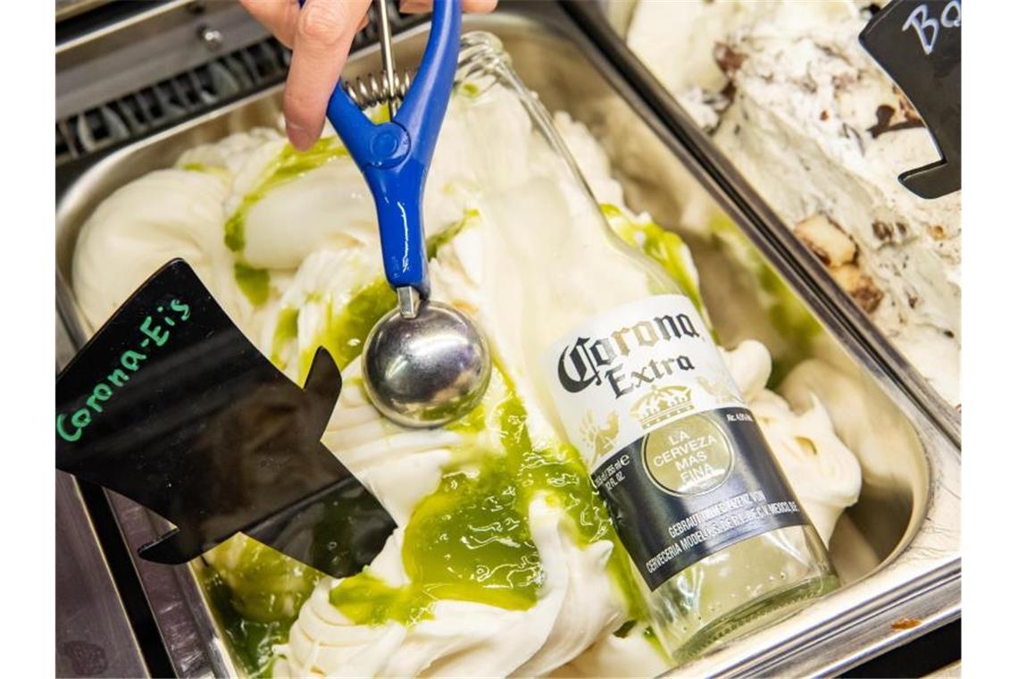 Autos, Bier und Zigarren - Wer „Corona“ alles im Namen trägt Eine Eisdiele in der Innenstadt von München bietet ein "Corona-Eis" an. Foto: Peter Kneffel/dpa