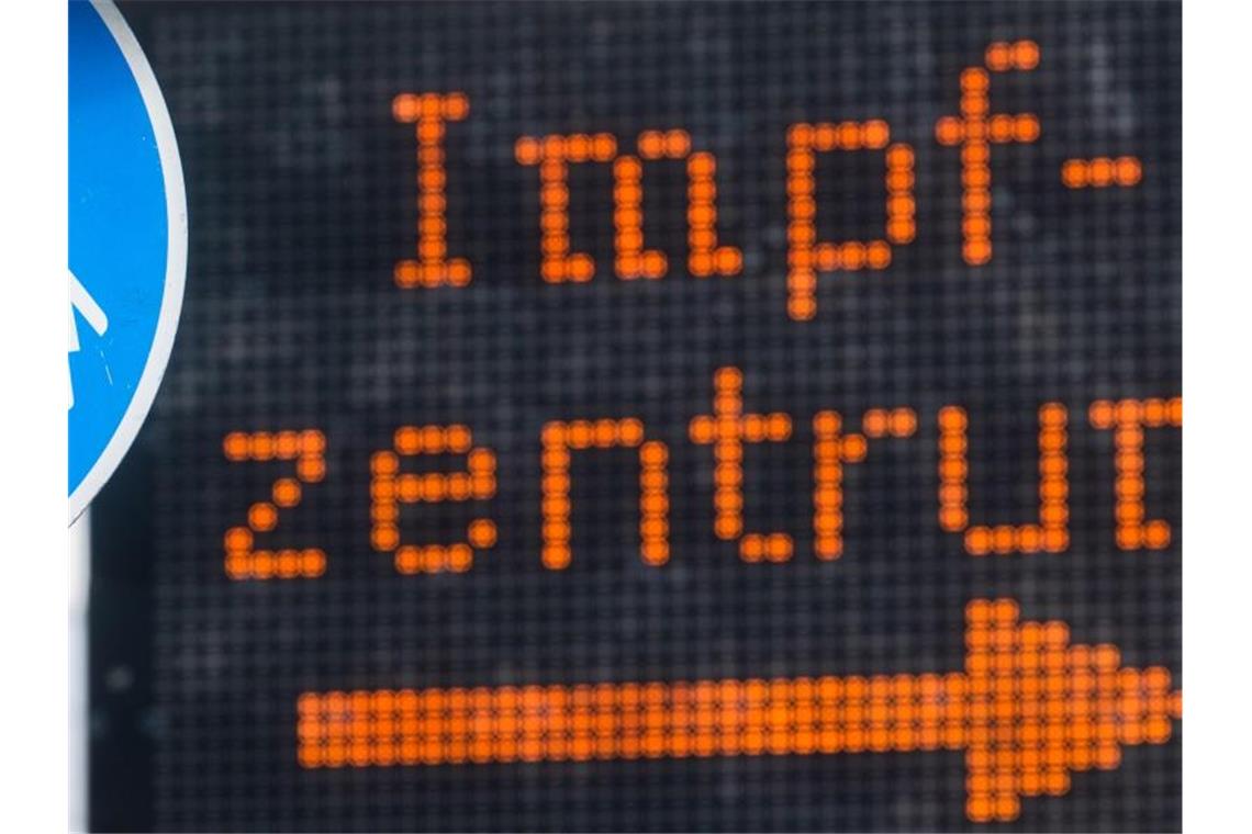 RKI: 212 Corona-Neuinfektionen - Inzidenz weiterhin bei 5,0 Eine elektronische Anzeigetafel mit dem Wort „Impfzentrum“ hinter einem Verkehrsschild „Sonderweg Fußgänger“ weist den Weg zu einem Impfzentrum. Foto: Julian Stratenschulte/dpa
