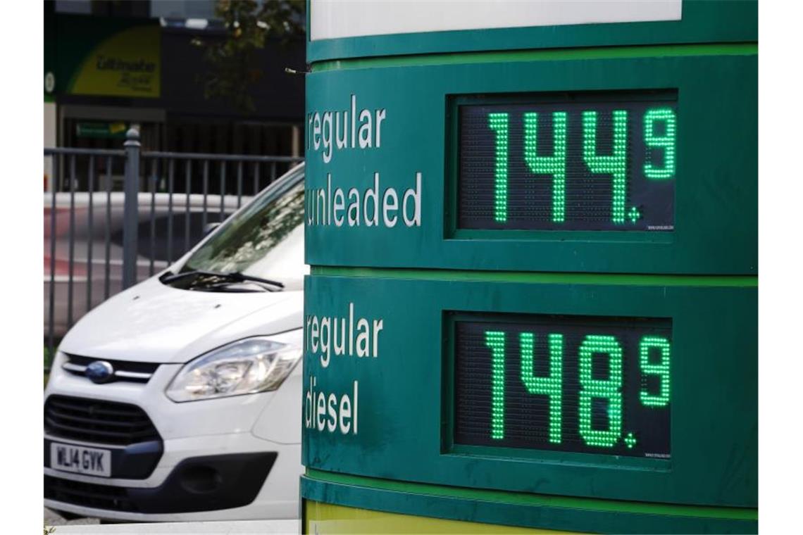 BP profitiert von Ölpreisen Eine elektronische Anzeigetafel zeigt Kraftstoffpreise an einer Tankstelle von M&S BP. Foto: ---/PA Wire/dpa