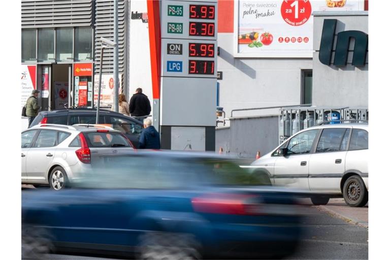 Eine elektronische Anzeigetafel zeigt Kraftstoffpreise in polnischen Zloty an einer Tankstelle. Foto: Monika Skolimowska/dpa-Zentralbild/dpa/Archivbild
